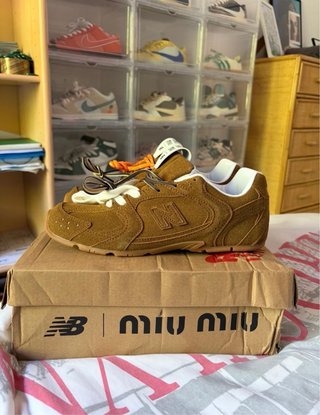 New Balance x Miu Miu Marrones