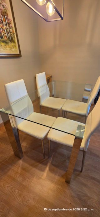 Mesa de comedor de cristal y metal