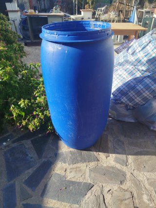 Bidón azul grande