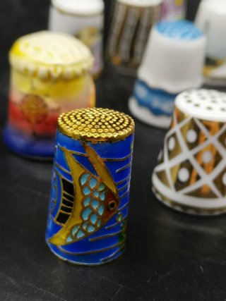 Colección dedales diferentes materiales y diseños