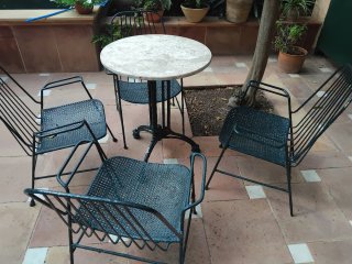 Mesa y 4 Sillas de Jardín Metálicas