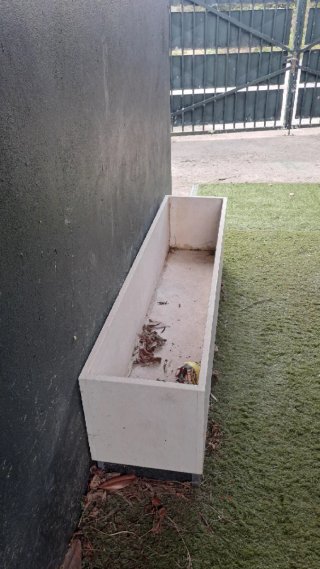 Jardinera de mármol y piedra