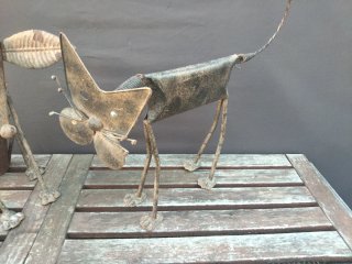 Escultura metálica perro gato patio jardín rustico