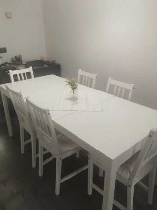 Mesa de comedor blanca de madera (sin sillas)