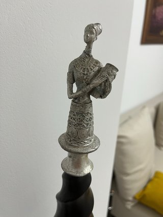 Figuras talladas en ebano y metal