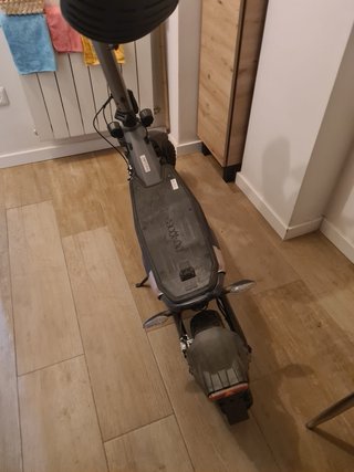 Patinete eléctrico con casco