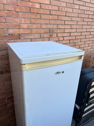 Nevera mediana blanca