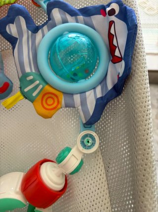 Hamaca BabyBjorn con juguetes marinos