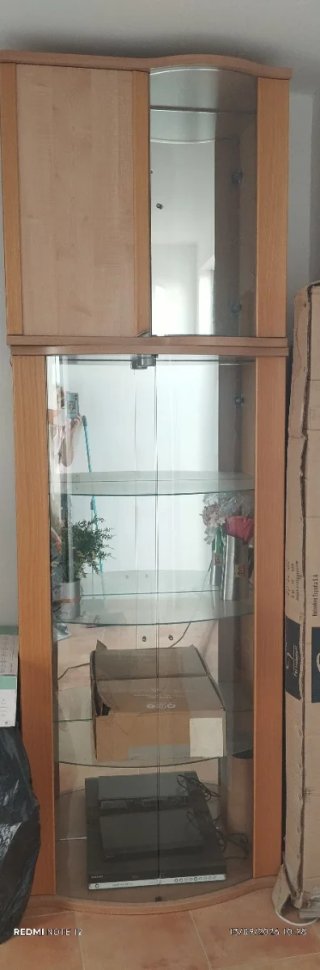 Vitrina de cristal y madera