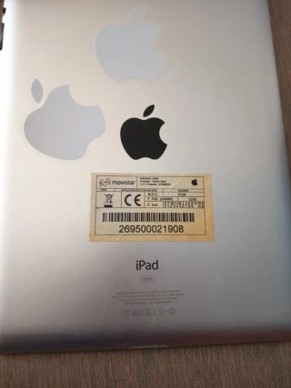 iPad 2 con cable original y funda