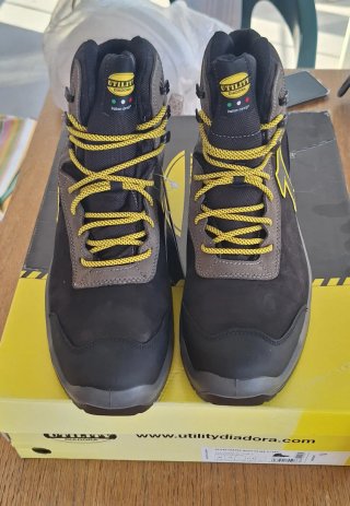 Botas de seguridad Diadora negras y grises