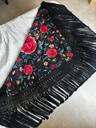 Mantoncillo antiguo negro bordado flores