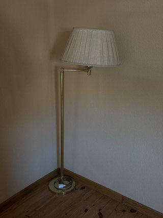 Lámpara de pie dorada extensible