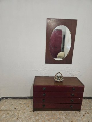 Cómoda de madera con espejo