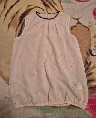 Blusa de mujer rosa con lunares
