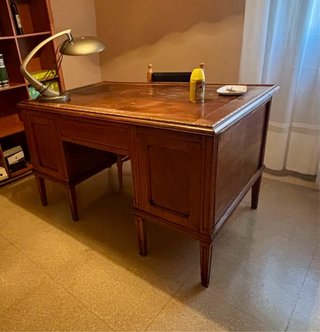 Escritorio de madera noble.