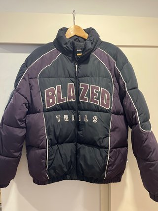 Anorak Bershka Negro y Morado
