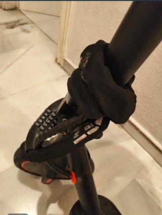 Patinete eléctrico negro con candado