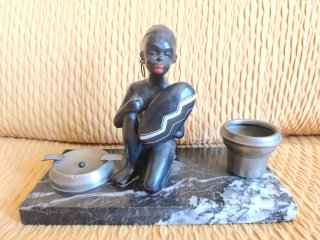 Figura antigua mármol con cenicero