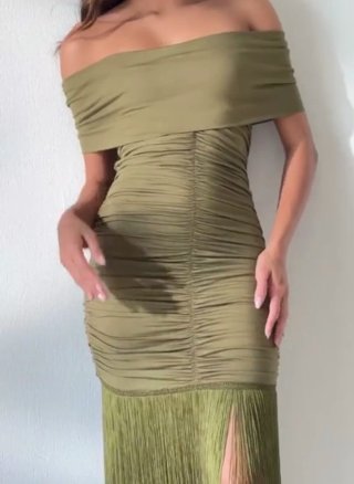 Vestido verde olivo elegante con flecos