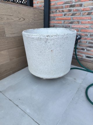 Jardinera de piedra con base de madera hidrófuga