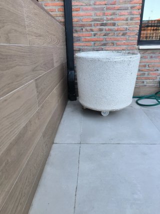 Jardinera de piedra con base de madera hidrófuga
