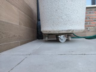 Jardinera de piedra con base de madera hidrófuga