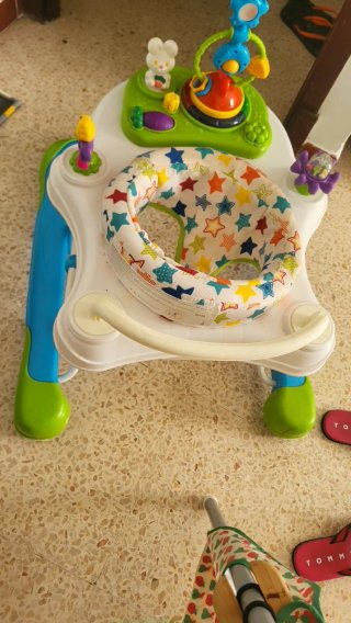 Andador evolutivo infantil con sus accesorios