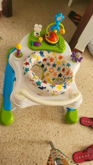 Andador evolutivo infantil con sus accesorios