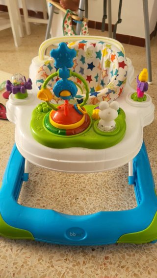 Andador evolutivo infantil con sus accesorios