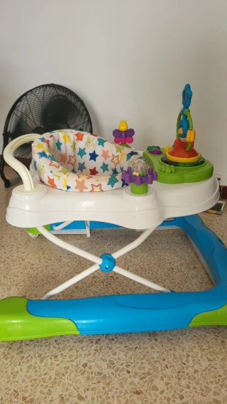 Andador evolutivo infantil con sus accesorios