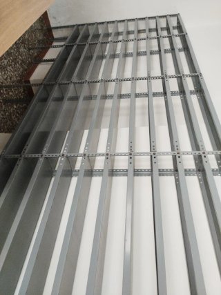 Estanterías metálicas grises