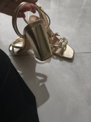 Sandalias doradas de tacón