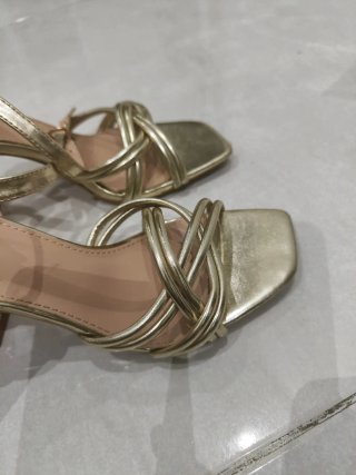 Sandalias doradas de tacón