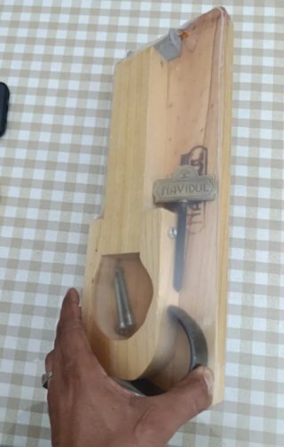 Jamonero de madera con tornillos