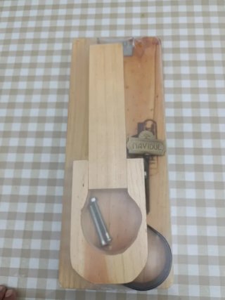 Jamonero de madera con tornillos