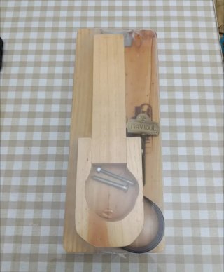 Jamonero de madera con tornillos