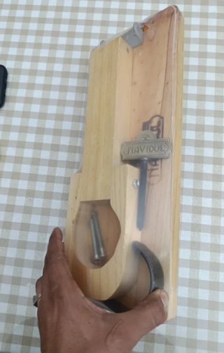 Jamonero de madera con tornillos