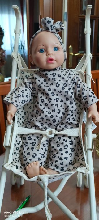 Muñeca con carrito y accesorios