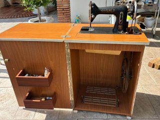 Máquina de coser SIGMA antigua con mueble