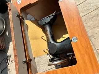 Máquina de coser SIGMA antigua con mueble