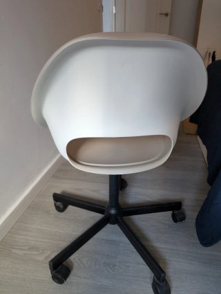 Silla de oficina Ikea beige con ruedas