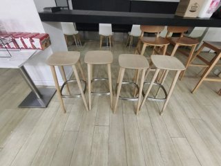 4 Taburetes de Madera sin Respaldo