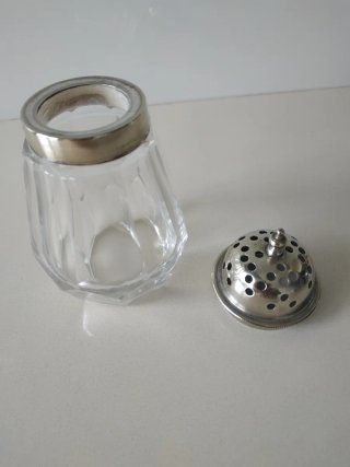 Dispensador de cristal y metal