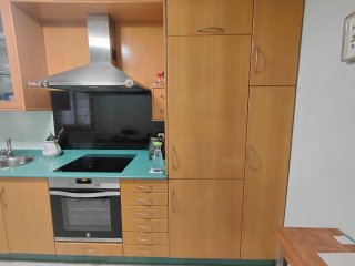 Muebles cocina, mesa, sillas con cojín.