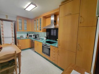 Muebles cocina, mesa, sillas con cojín.