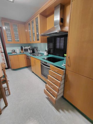 Muebles cocina, mesa, sillas con cojín.
