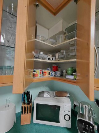 Muebles cocina, mesa, sillas con cojín.