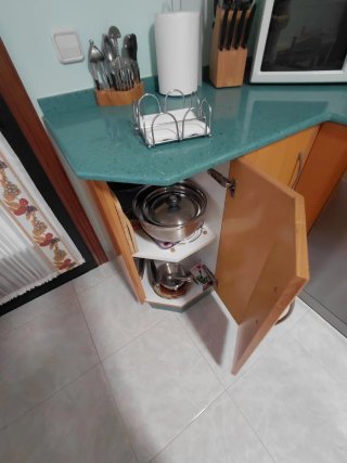 Muebles cocina, mesa, sillas con cojín.