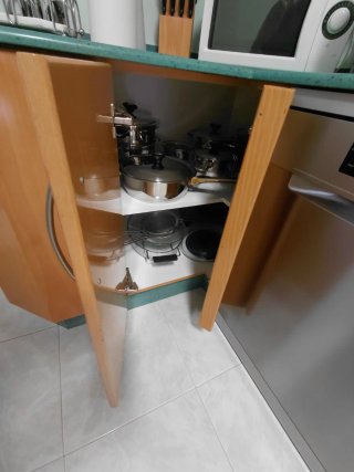Muebles cocina, mesa, sillas con cojín.